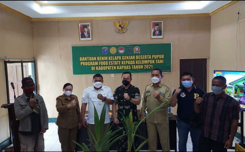 Dandim 1011/Klk saat foto bersama dalam kegiatan penyerahan Kepala Genjah dan pupuk kepada petani