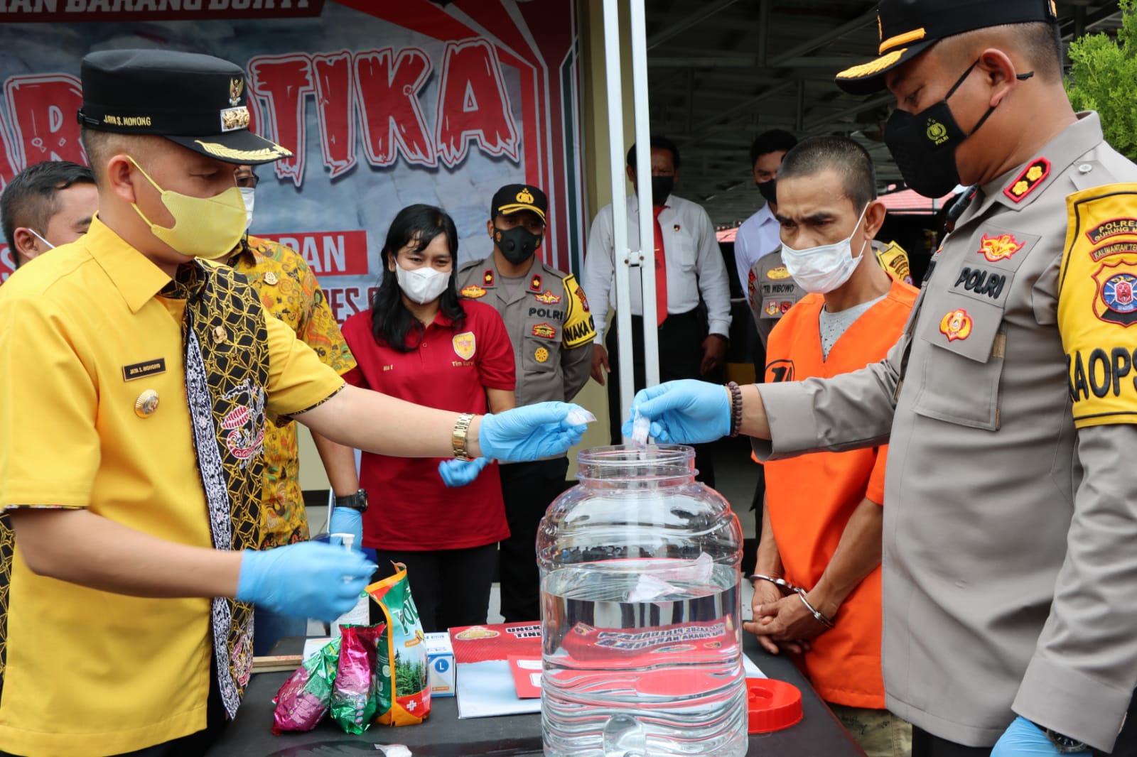 Polres Gumas saat menggelar Pemusnahan Barang Bukti, bertempat di Halaman Mapolres setempat, Jumat (31/12/2021) pukul 10.00 Wib