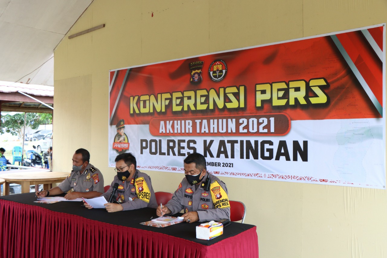 Kapolres Katingan AKBP Paulus Sonny Bhakti Wibowo, SIK didampingi Kabag Ops Kompol Triyo dan Kabag Ren Kompol Harjunanto saat konferensi pers terkait sejumlah kasus yang terjadi selama 1 tahun di tahun 2021, Jum'at pagi (31/12/2021), di Pendopo Polres setempat