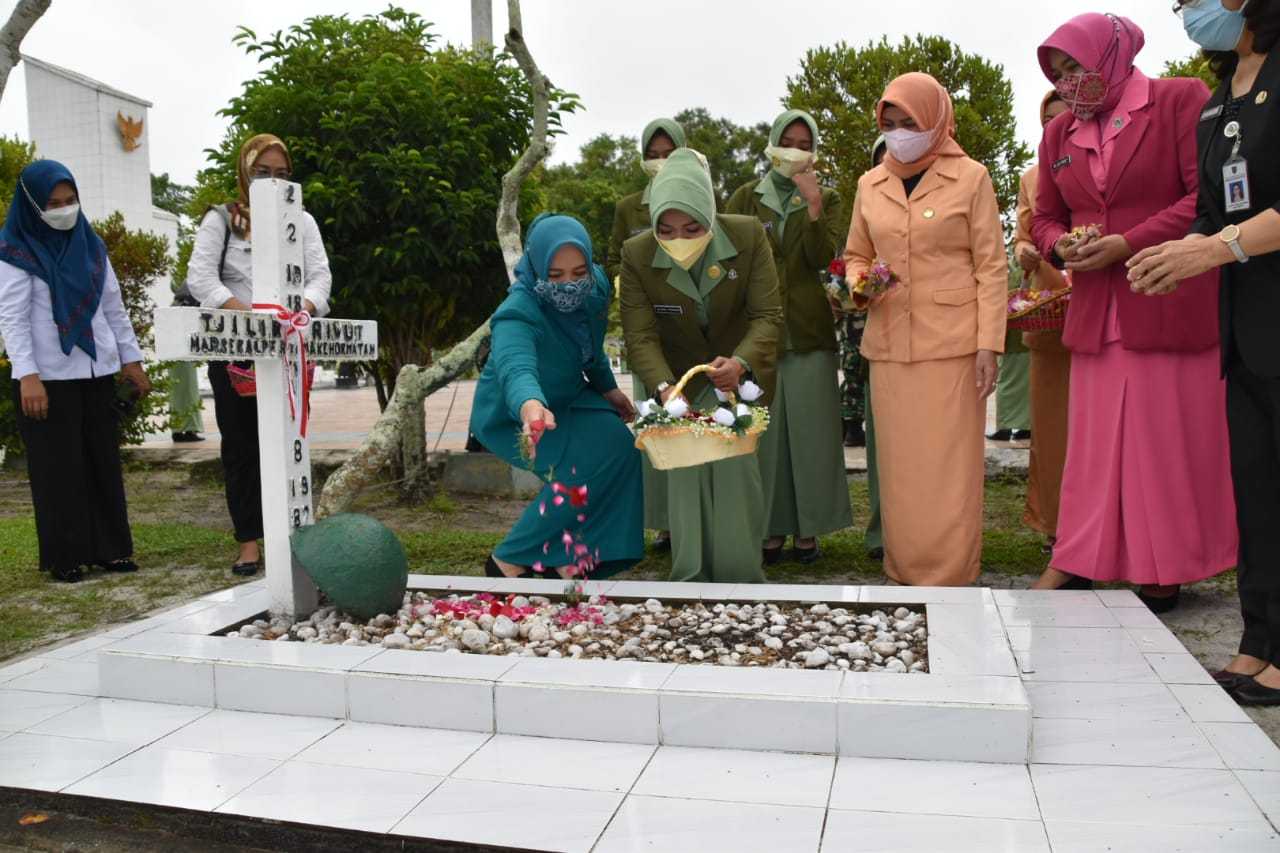 Ketua I Bidang Pembinaan Karakter Keluarga TP-PKK Prov. Kalteng Hj. Nunu Andriani Edy Pratowo saat melakukan Ziarah dan tabur bunga di Taman Makam Pahlawan, bertempat di TMP. Sanaman Lampang Palangka Raya