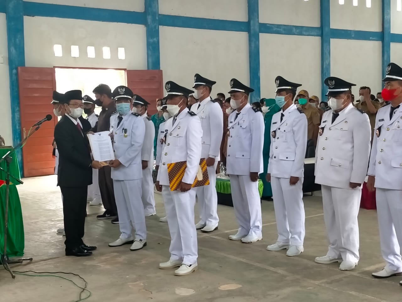 Bupati Katingan Sakariyas saat melantik 13 Kades di Kecamatan Katingan Kuala dan Kecamatan Mendawai, Senin (20/12/2021) yang lalu, di Kecamatan Katingan Kuala