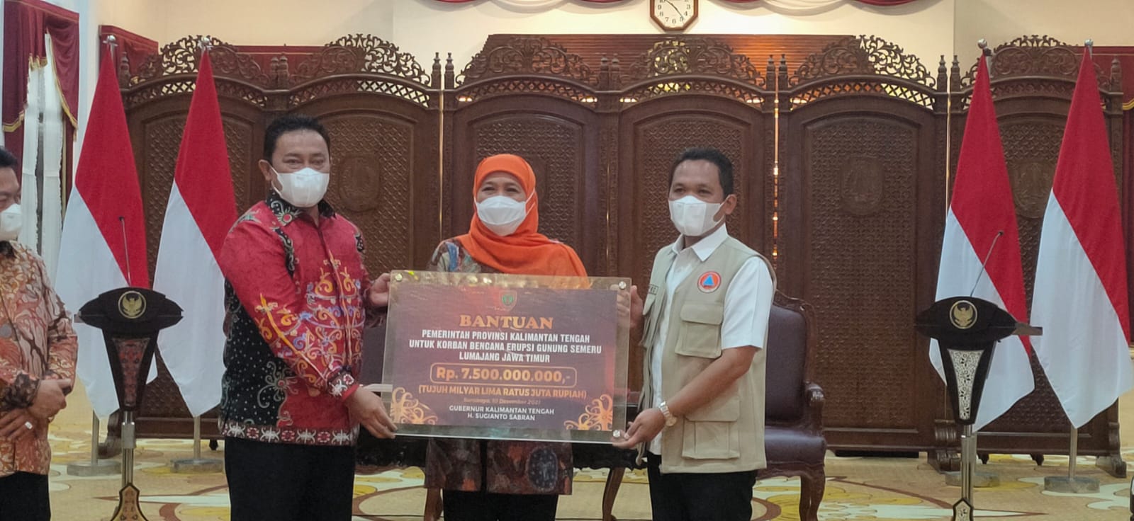 Penyerahan bantuan oleh Pemerintah Provinsi Kalimantan Tengah untuk korban Erupsi Gunung Semeru