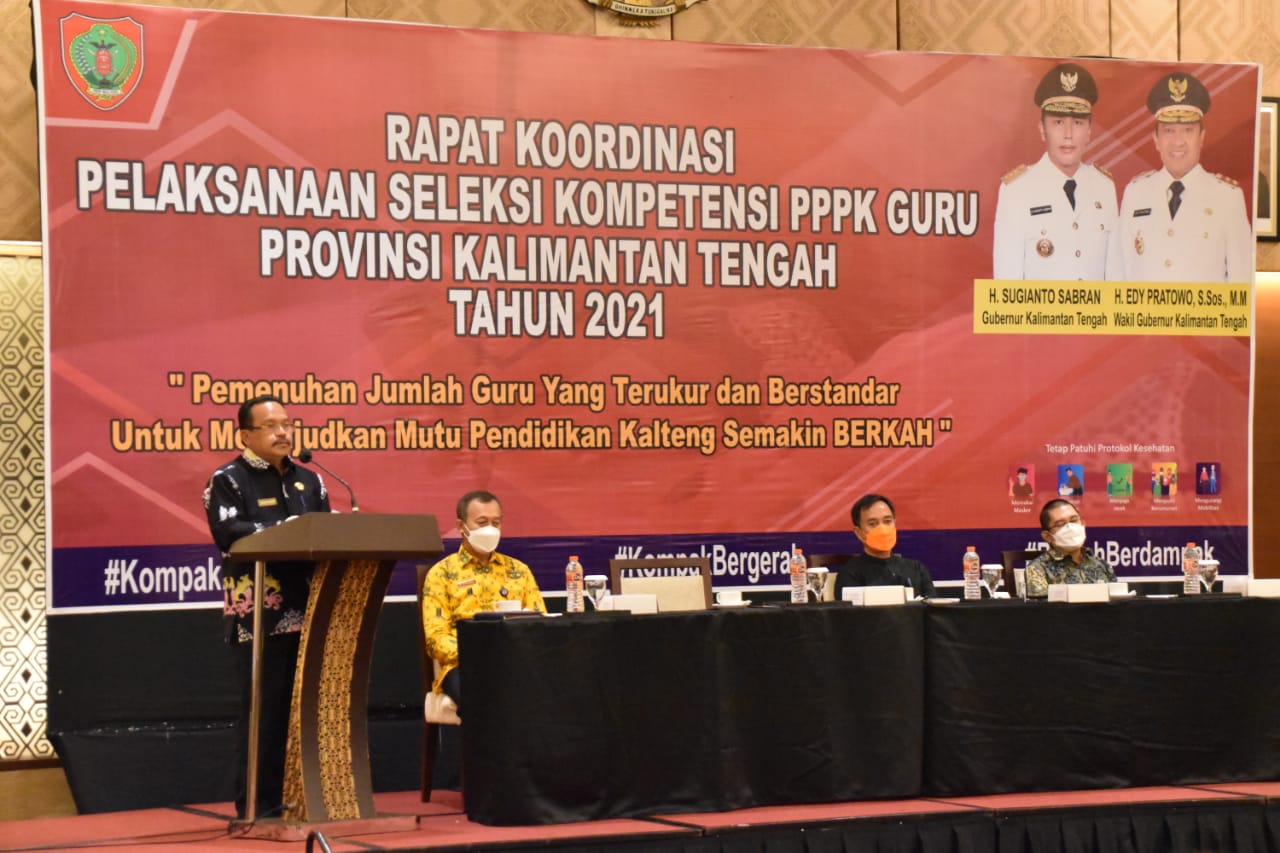 Pj. Sekretaris Daerah Provinsi Kalteng, H. Nuryakin saat membuka secara resmi Rapat Koordinasi Persiapan Pelaksanaan Seleksi Kompetensi PPPK Guru Provinsi Kalteng Tahun 2021