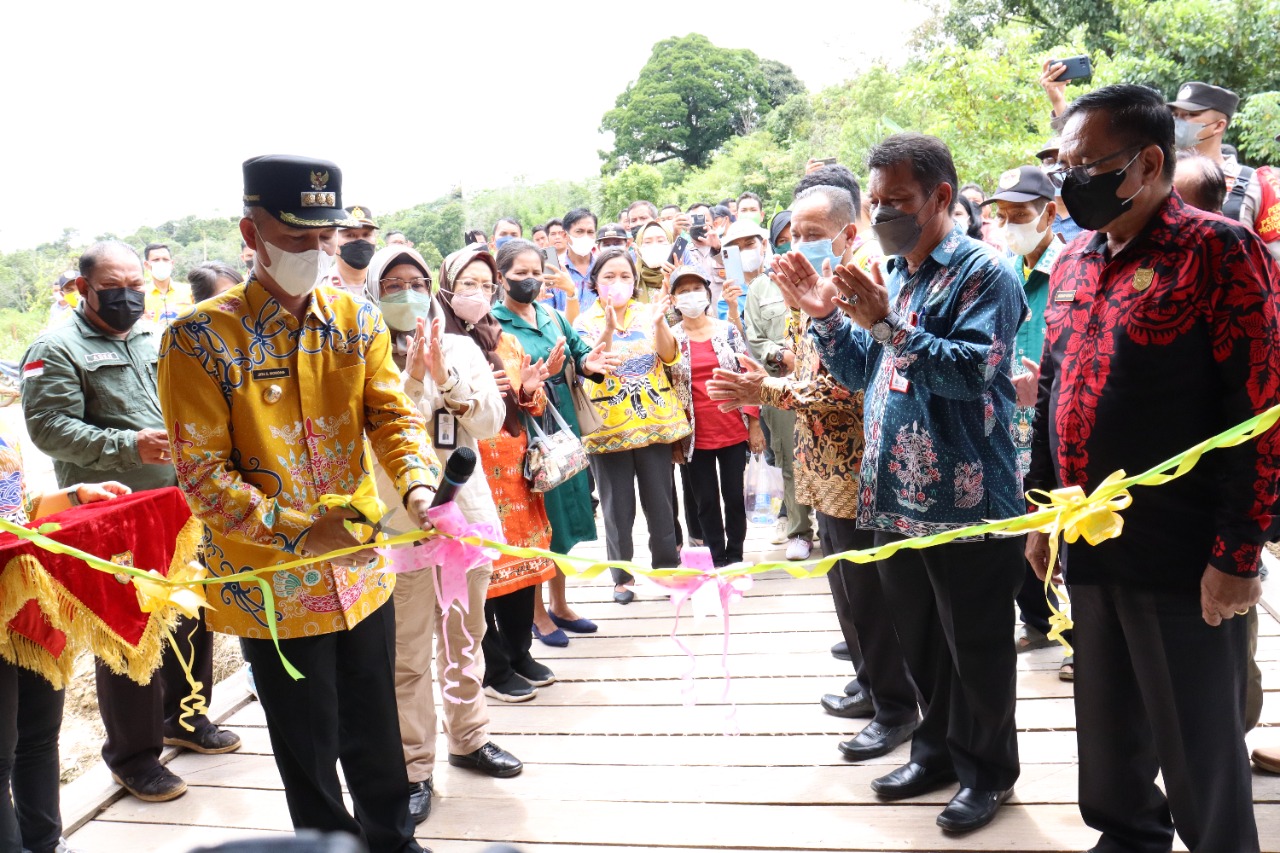 Bupati Gunung Mas Jaya Samaya Monong saat meresmikan Lumbung Pangan masyarakat di Desa Tumbang Kuayan Kecamatan Rungan Barat, Jumat (15/1/2022)