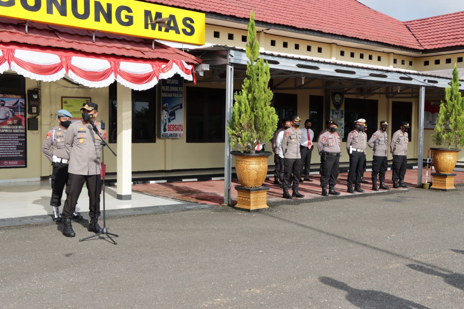 Kapolres Gumas AKBP Irwansyah, S.I.K, mengambil apel pagi jam pimpinan personel Polres Gunung Mas (Gumas), jajaran Polda Kalteng, bertempat di halaman Mapolres Gumas Jalan Bhayangkara No.1 Kuala Kurun, Kalimantan Tengah, Senin (17/1/2022)