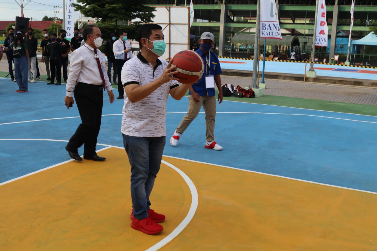 Bupati Barito Timur Provinsi Kalimantan Tengah Ampera AY Mebas saat membuka Turnamen Bola Basket Usia 23 tahun yang bertajuk Basketball Well Played U-23, di kompleks olahraga Taman Nansarunai, Tamiang Layang, Senin (17/1/2022)