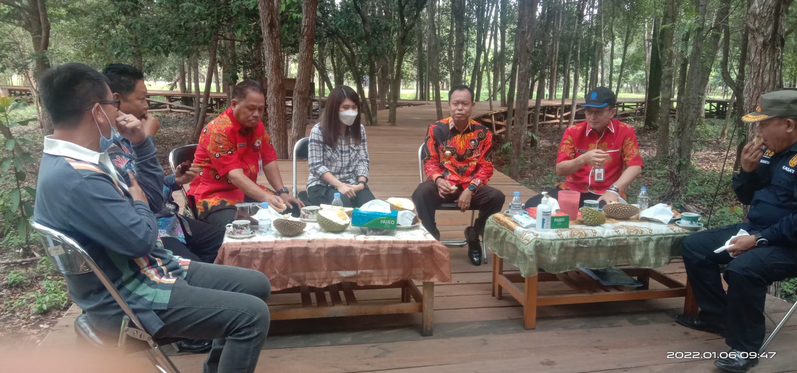 Bupati Katingan Sakariyas, SE bersama kepala DLH Kabupaten Bartim Ir. Hap Baperdo MM dan sejumlah tamu saat berada di obyek wisata RTH Jalan Tjilik Riwut KM 2, 5 Kasongan, baru-baru tadi