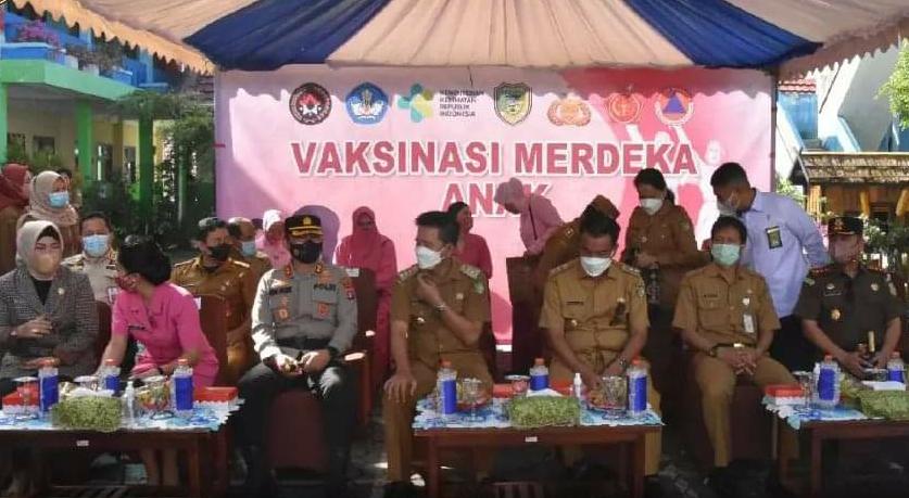 Bupati Barito Utara, H. Nadalsyah beserta rombongan saat menghadiri kegiatan vaksinasi di halaman SDN Melayu 5, Senin (17/1/2022)