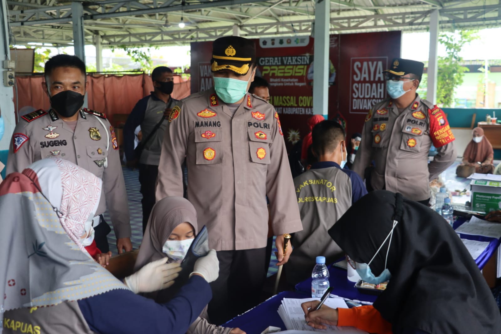 Bersama Kapolres Kapuas, Kasat Lantas Polres Kapuas meninjau kegiatan vaksinasi