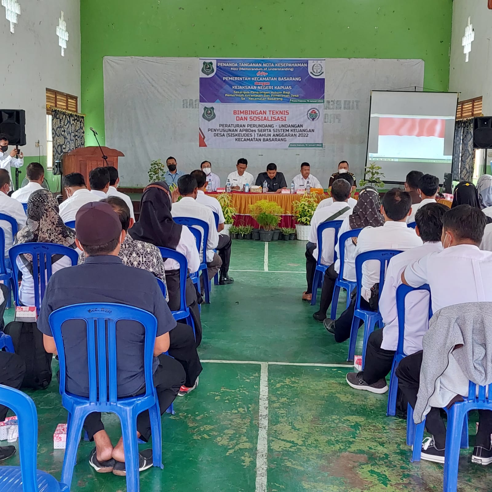 Kejari Kapuas saat melakukan kegiatan di aula kantor Camat Basarang