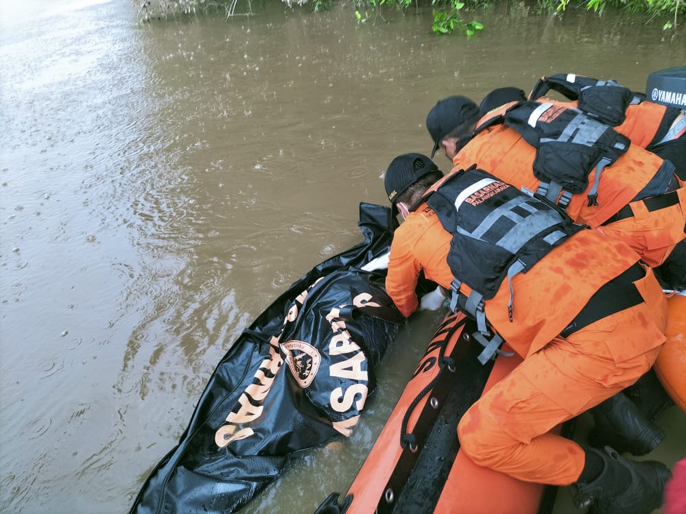 Basarnas bersama relawan saat mengevakuasi jenazah dari Sungai Kahayan