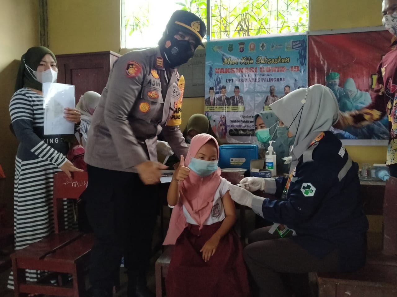 Kapolsek Kapuas Murung saat memberikan semangat kepada anak-anak yang ikuti vaksinasi