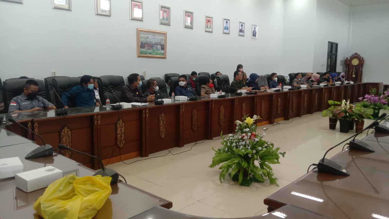 Pemerintah Kabupaten Barito Utara bersama Dewan Perwakilan Rakyat Daerah (DPRD) Kabupaten Barito Utara berdiskusi dalam Rapat Dengar Pendapat (RDP) mengenai penempatan pedagang di pasar Pendopo di Ruang Rapat DPRD Kabupaten Barito Utara, Selasa (18/1/2022)