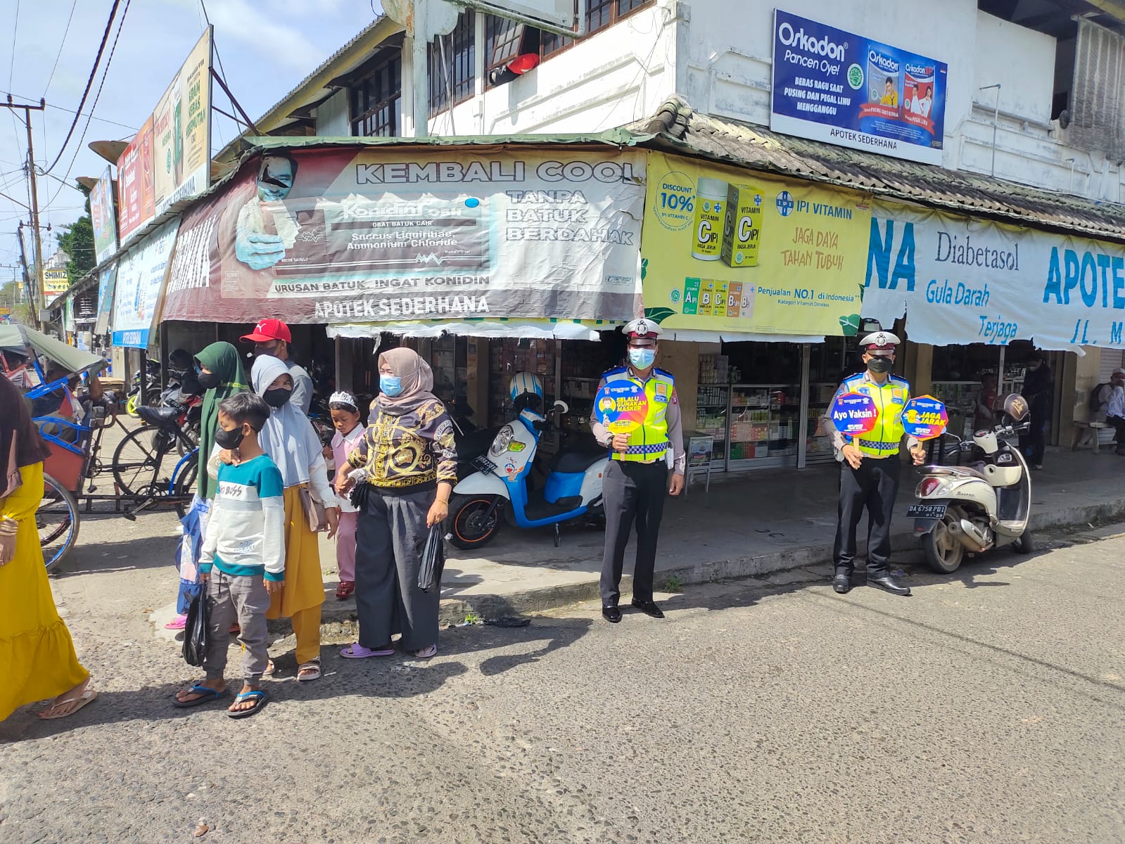 Personil Satlantas saat melakukan imbauan kepada masyarakat
