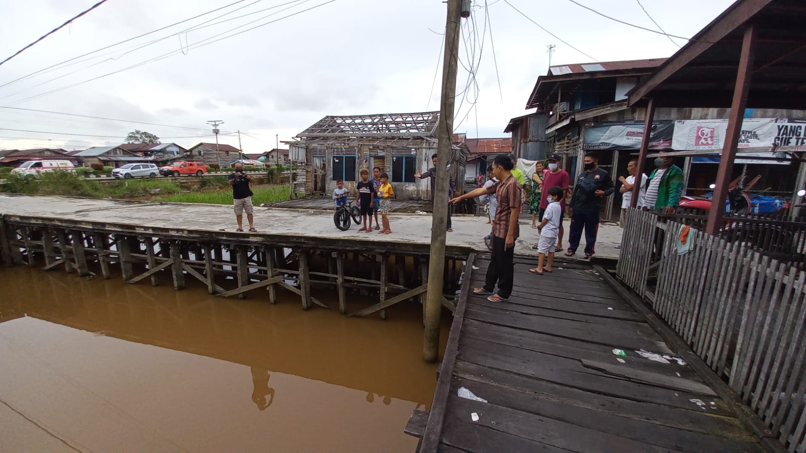 Warga menunjukkan lokasi tenggelamnya Ahmad Alif