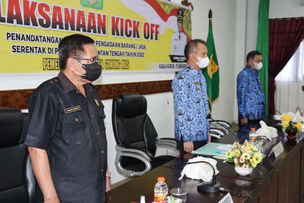 Bupati Gunung Mas Jaya Samaya Monong saat menghadiri Kick off Penandatanganan Kontrak Barang dan Jasa di lingkungan pemerintah Kabupaten Gunung Mas, bertempat di ruang rapat lantai, Kantor Bupati, Senin (17/1/2022)