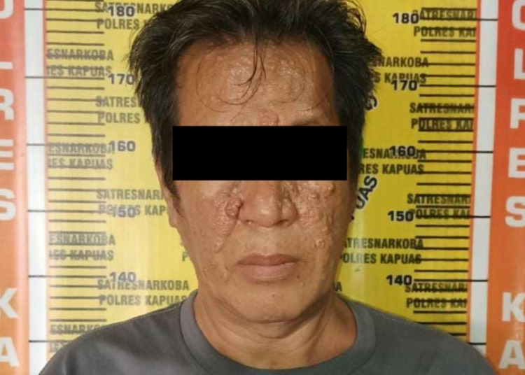 Pelaku pemilik narkoba ketika diruang penyidik Satnarkoba Polres Kapuas