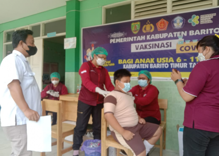Pelaksanaan vaksinasi anak 6-11 di SD Katolik Trinitas Tamiang Layang, Rabu (12/1/2022)