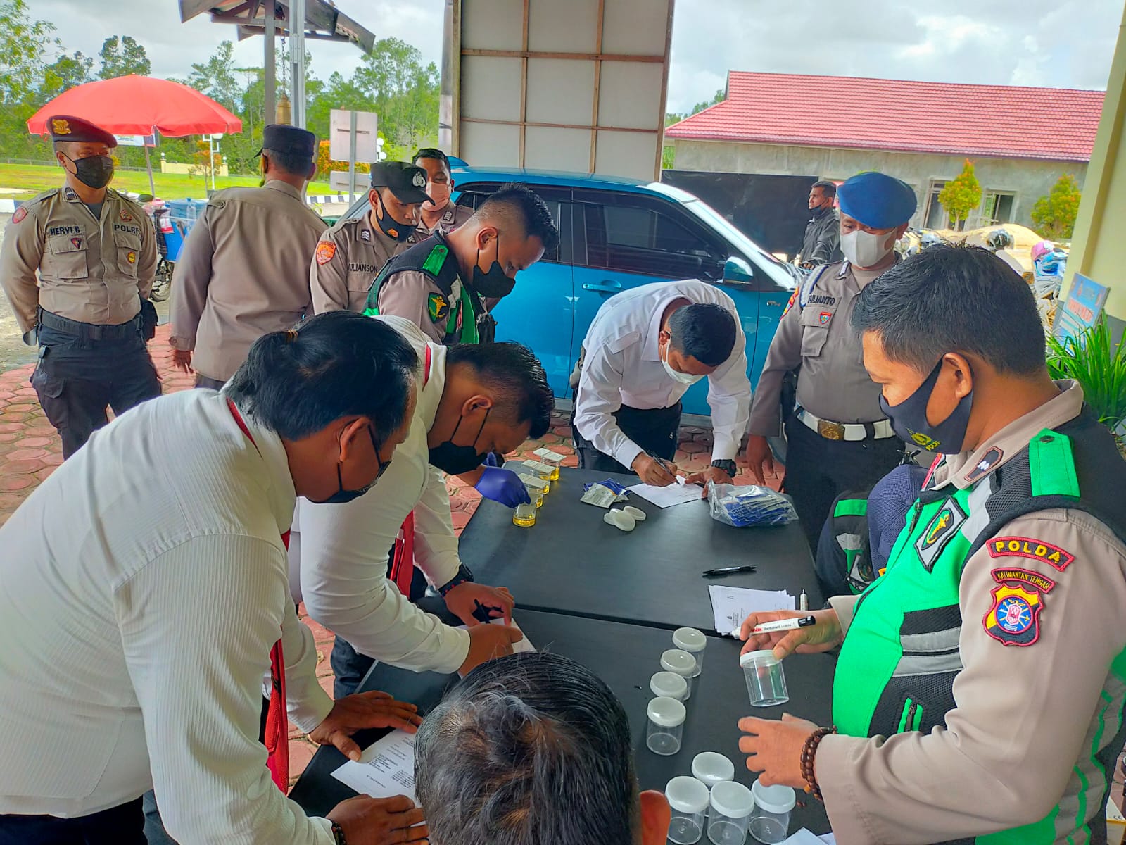 Kapolres Gunung Mas, Polda Kalteng AKBP Irwansah, S.I.K., mengadakan pengecekan urine seluruh rekan kerjanya, Rabu (12/1/2022) siang