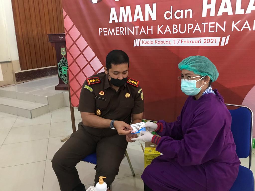 Kejari Kapuas saat mengikuti kegiatan vaksinasi