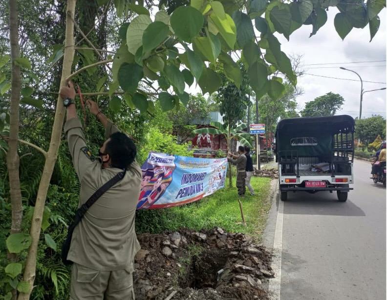 Personil Polpp Kapuas melakukan penertiban spanduk yang terpasang sembarangan dan terindikasi tidak berizin di wilayah Kota Kuala Kapuas