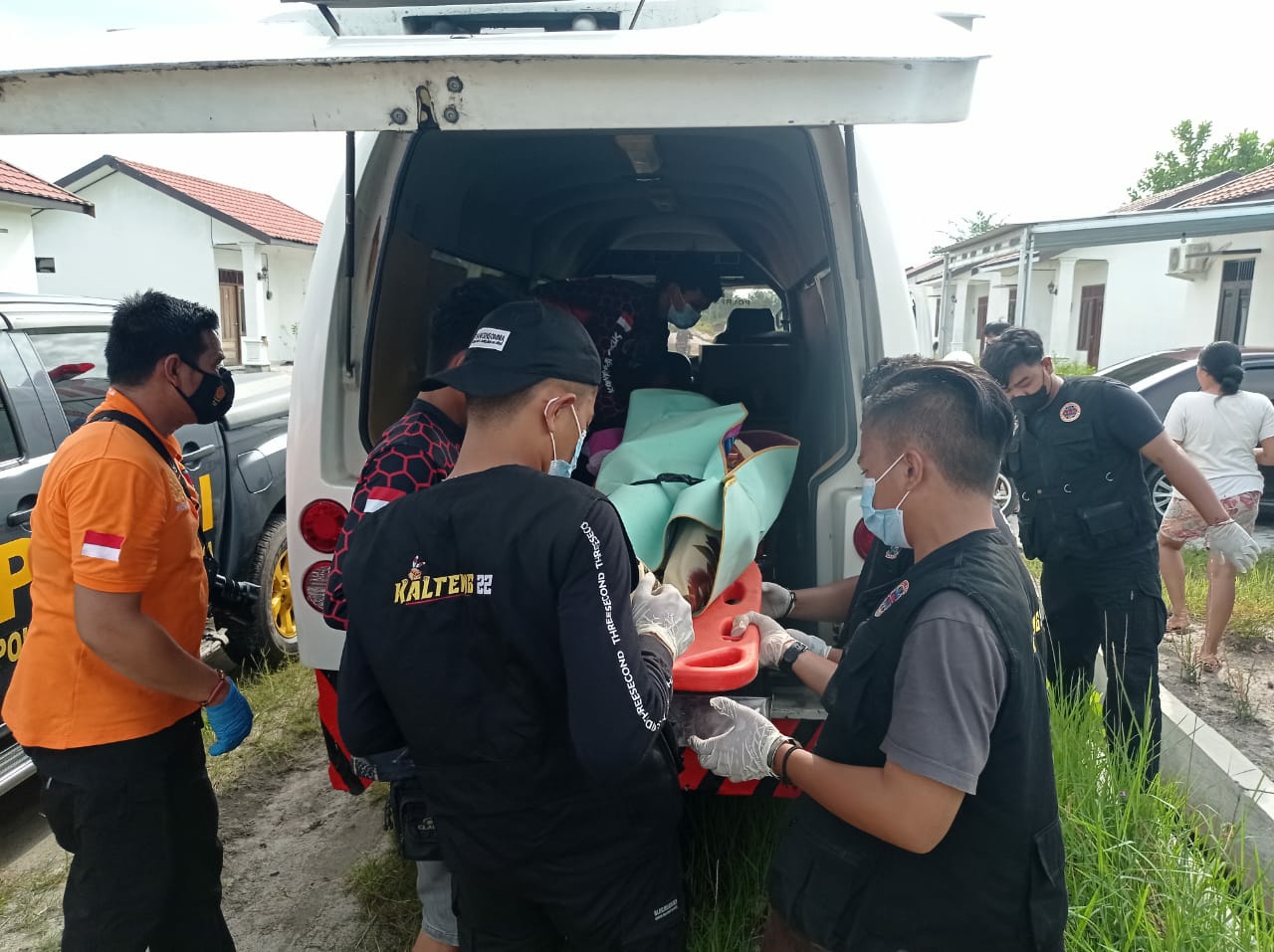 Korban ketika dievakuasi ke mobil ambulance untuk dibawa ke rumah sakit 