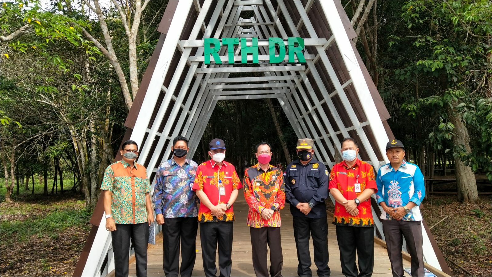 Bupati Katingan Sakariyas bersama kepala DLH Hap Baperdo dan Kasat Pol PP Pimanto beserta tamu dari luar daerah, saat mengunjungi tempat wisata RTH di Jalan Tjilik Riwut KM 2, 5 Kasongan, Kamis pagi (6/1/2022)