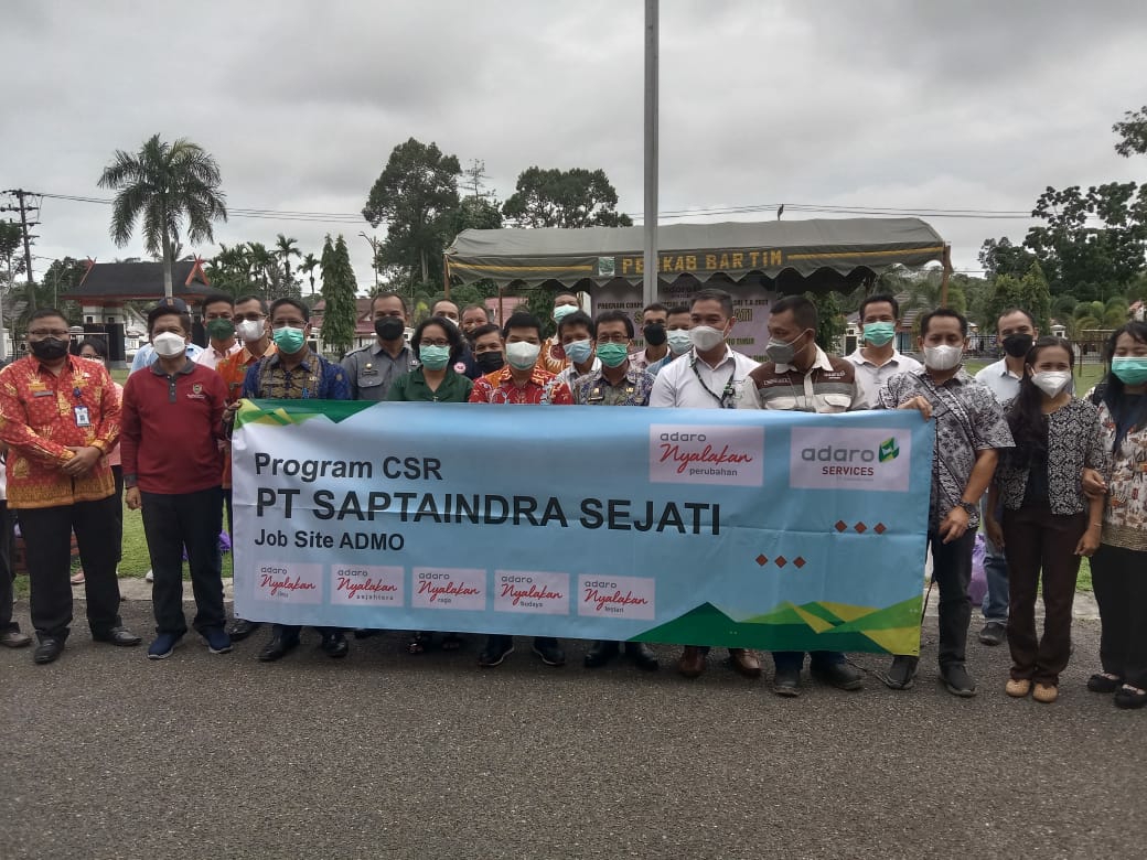 Penyerahan paket bahan pangan, yang diserahkan secara simbolis oleh Bupati Barito Timur Ampera AY Mebas