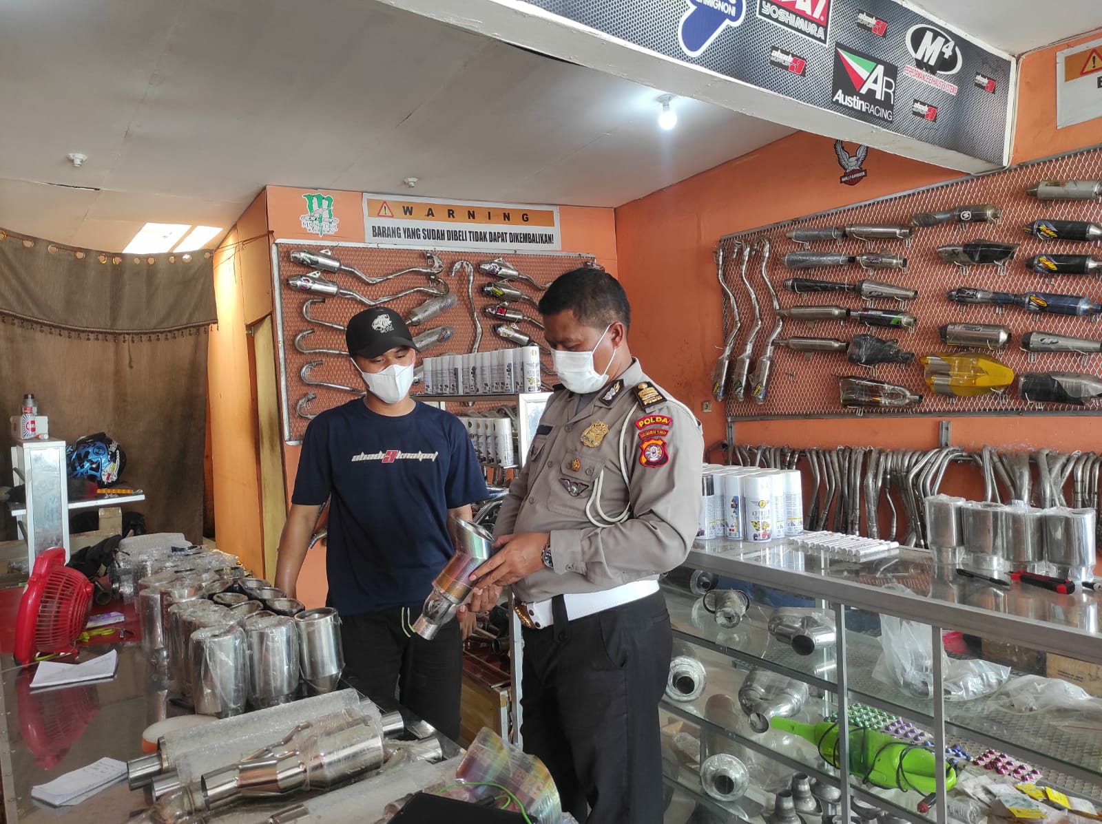 Personel Ditlantas Polda Kalteng memberikan edukasi terhadap penjual toko knalpot
