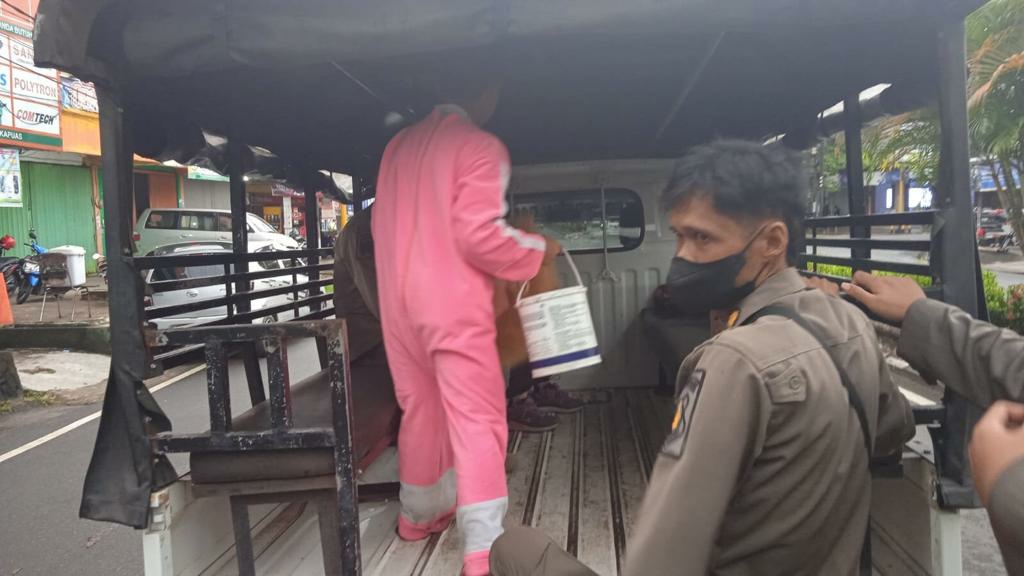 Seorang badut anak di bawah umur saat diamankan oleh anggota Polpp 