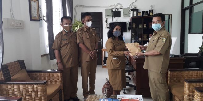 Penyerahan Kartu Identitas Anak (KIA) sebanyak 73 keping kepada anak didik SMP Negeri 4 Palangka Raya bertempat di ruang kerja Plt. Kepala Disdukcapil Kota Palangka Raya, Senin (10/1/2022)