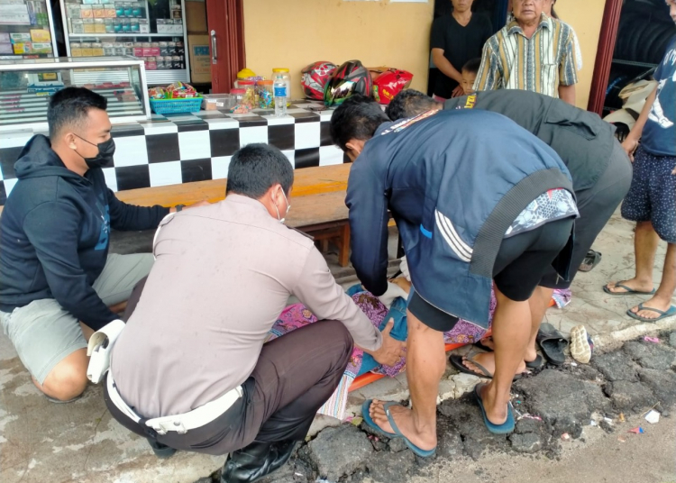 Penyidik Unit Laka Polresta Palangka Raya menunjukkan gundukan aspal penyebab kecelakaan