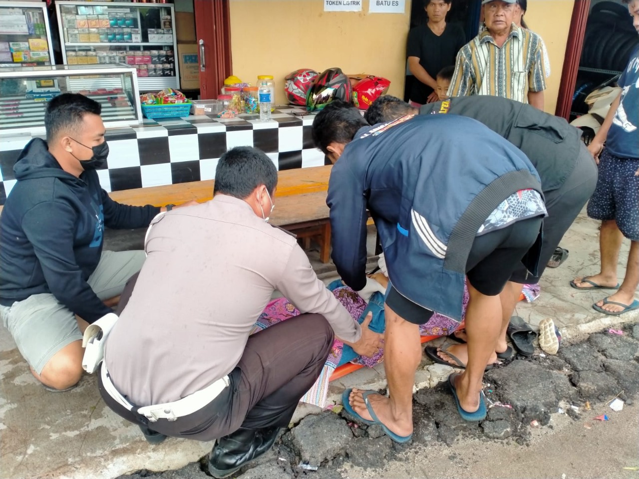 Penyidik Unit Laka Polresta Palangka Raya menunjukkan gundukan aspal penyebab kecelakaan