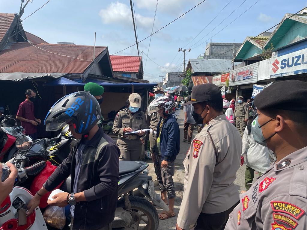 Personil Polres Kapuas dan Polpp, TNI saat menggelar razia yustisi