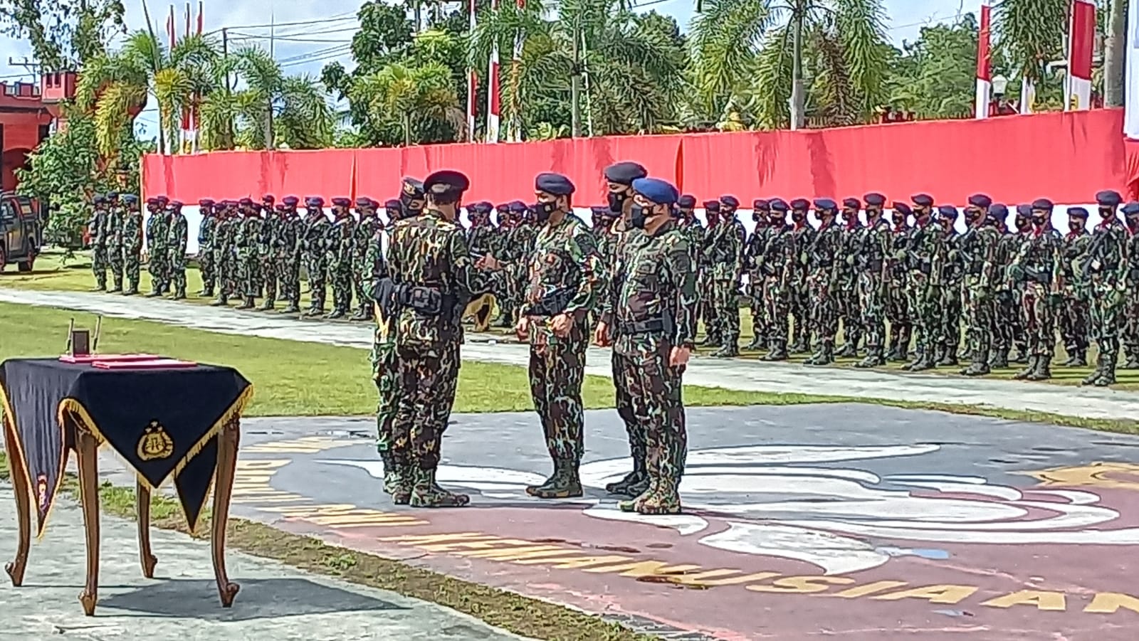 Kapolda Kalteng Irjen Pol Nanang Avianto menyerahkan tongkat komando kepada Kombes Pol Suryo Sudarmadi 