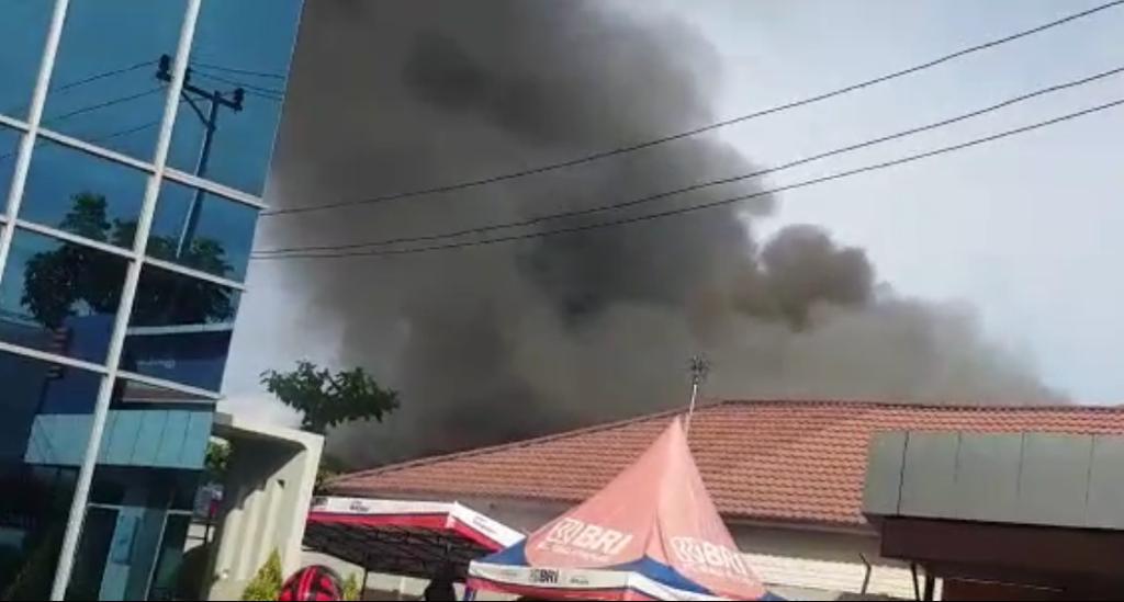 Asap hitam membumbung tinggi di atas rumah yang terbakar