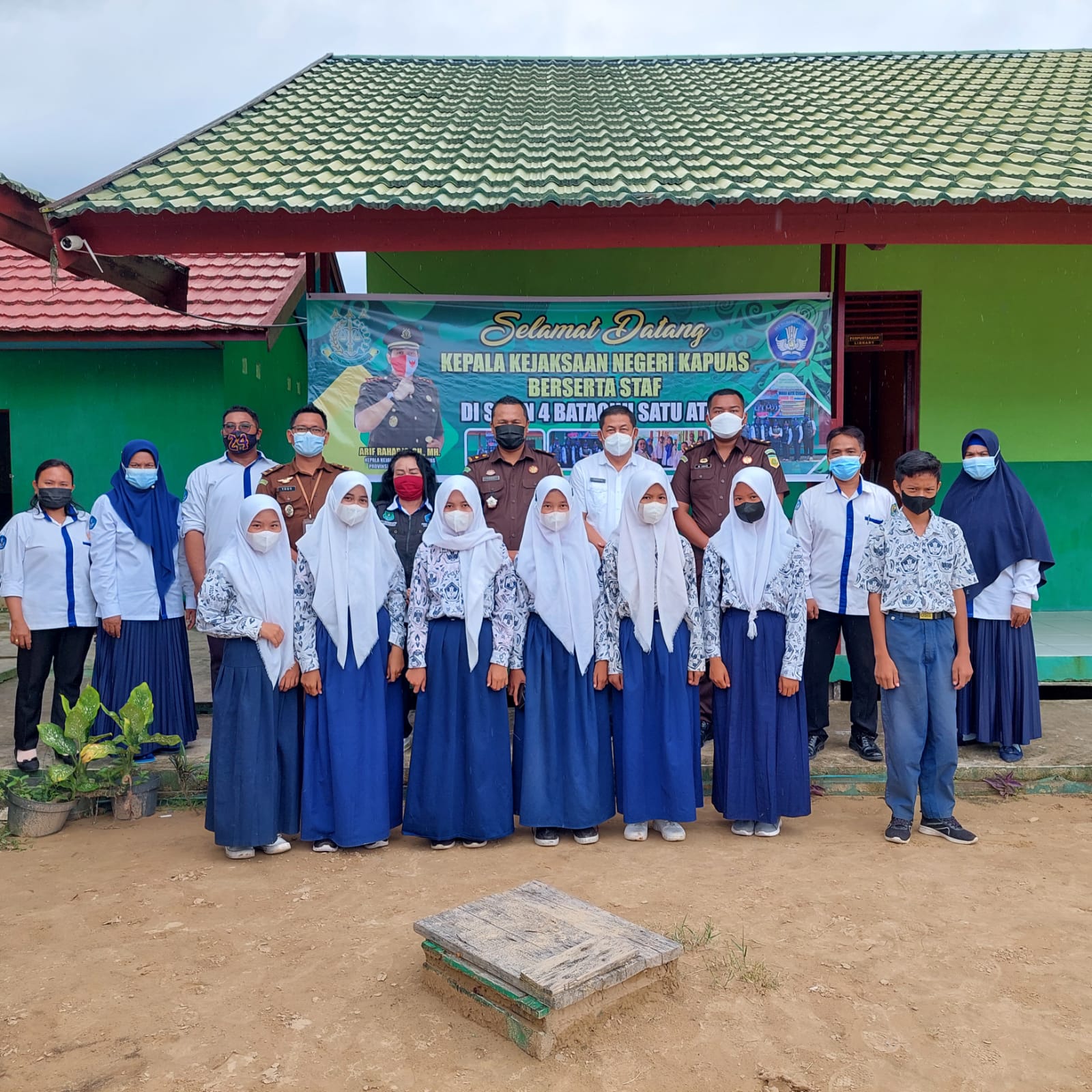 Kasi Intel dan Staf Intelijen saat foto bersama dengan pelajar di SMPN 4 Bataguh