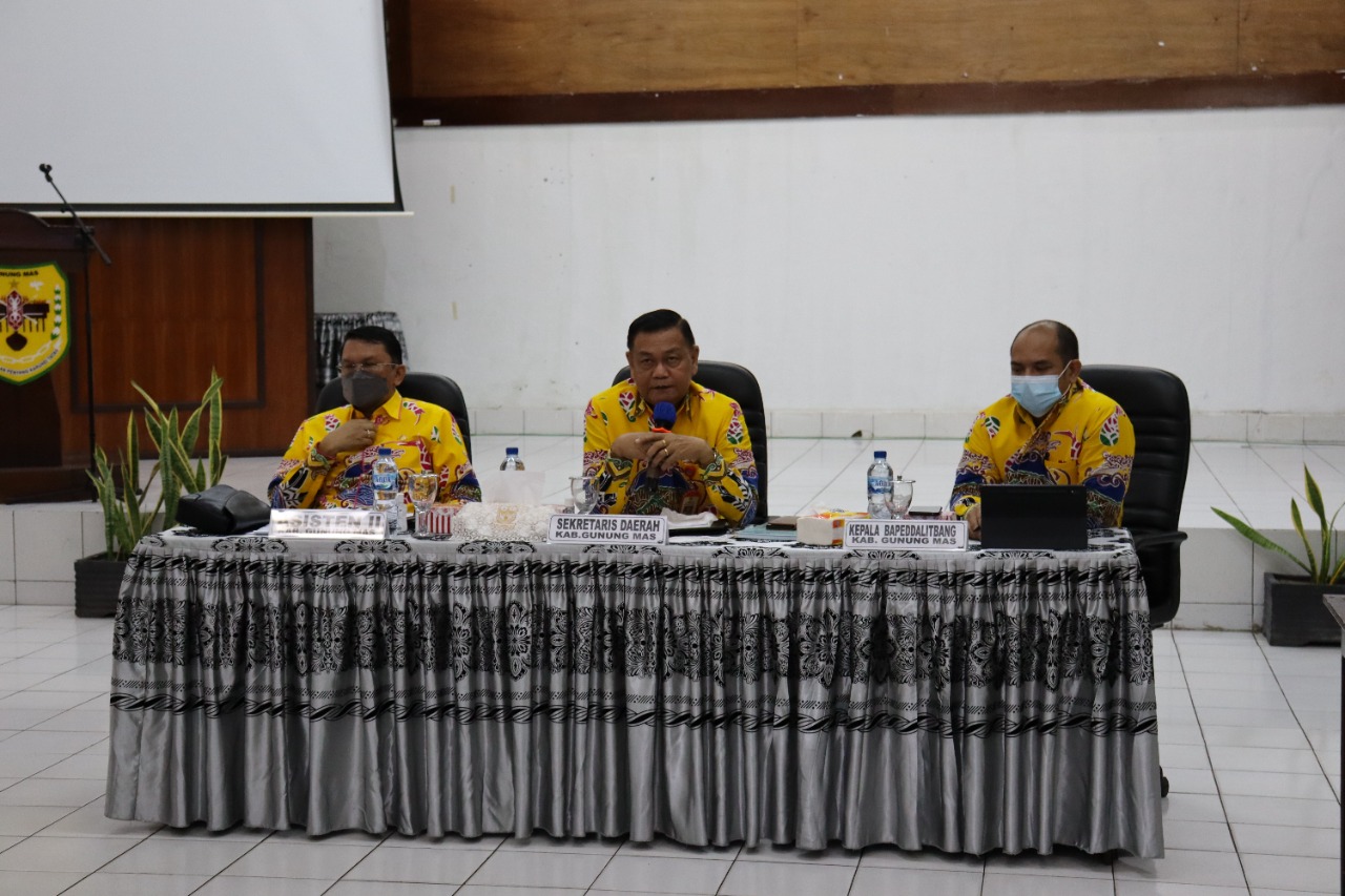 Sekretaris Daerah Kabupaten Gunung Mas Yansiterson saat memimpin rapat pembahasan produk unggulan Kabupaten Gunung Mas di Aula Bappedalitbang, Kamis (20/1/2022)