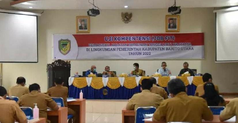 27 ASN saat mengikuti kegiatan Asesmen (Uji) Kompetensi Seleksi Jabatan Pimpinan Tinggi Pratama di Lingkungan Pemerintah Kabupaten Barito Utara, Selasa (25/1/2022)