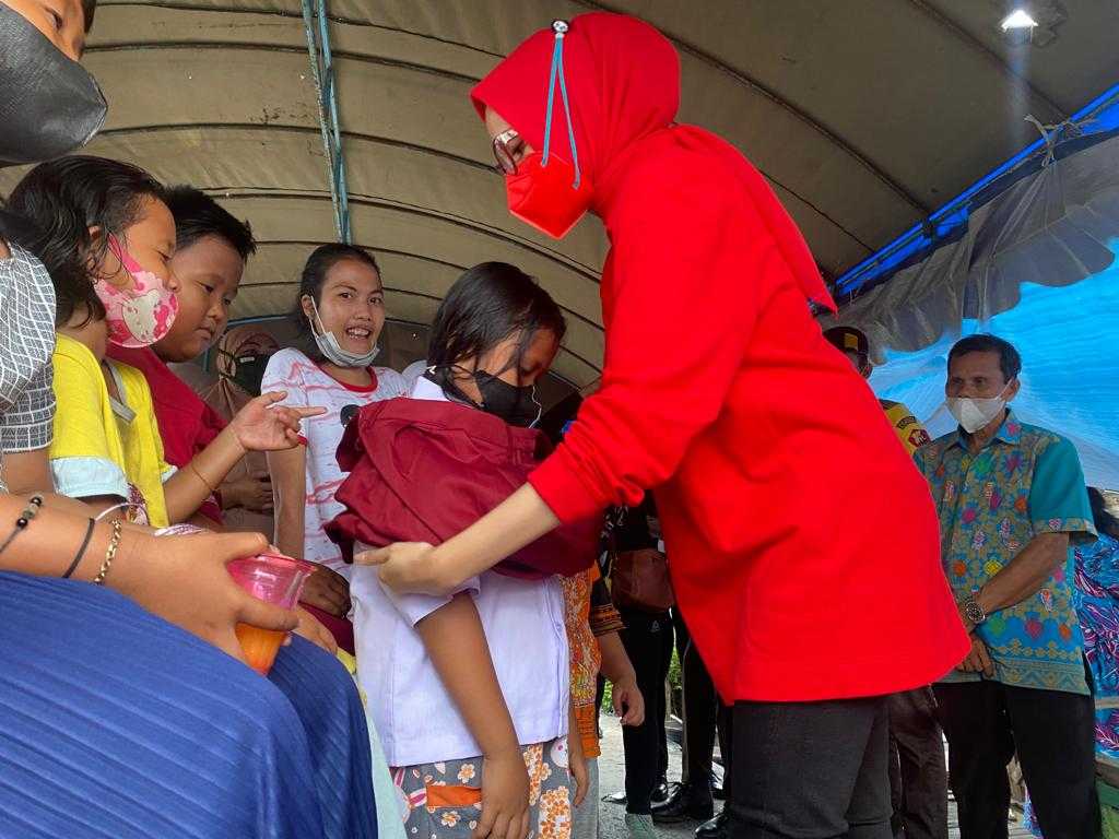 Ketua Kwartir Daerah Pramuka Prov. Kalteng Ivo Sugianto Sabran saat menyalurkan bantuan seragam sekolah untuk anak-anak korban kebakaran di Komplek Puntun