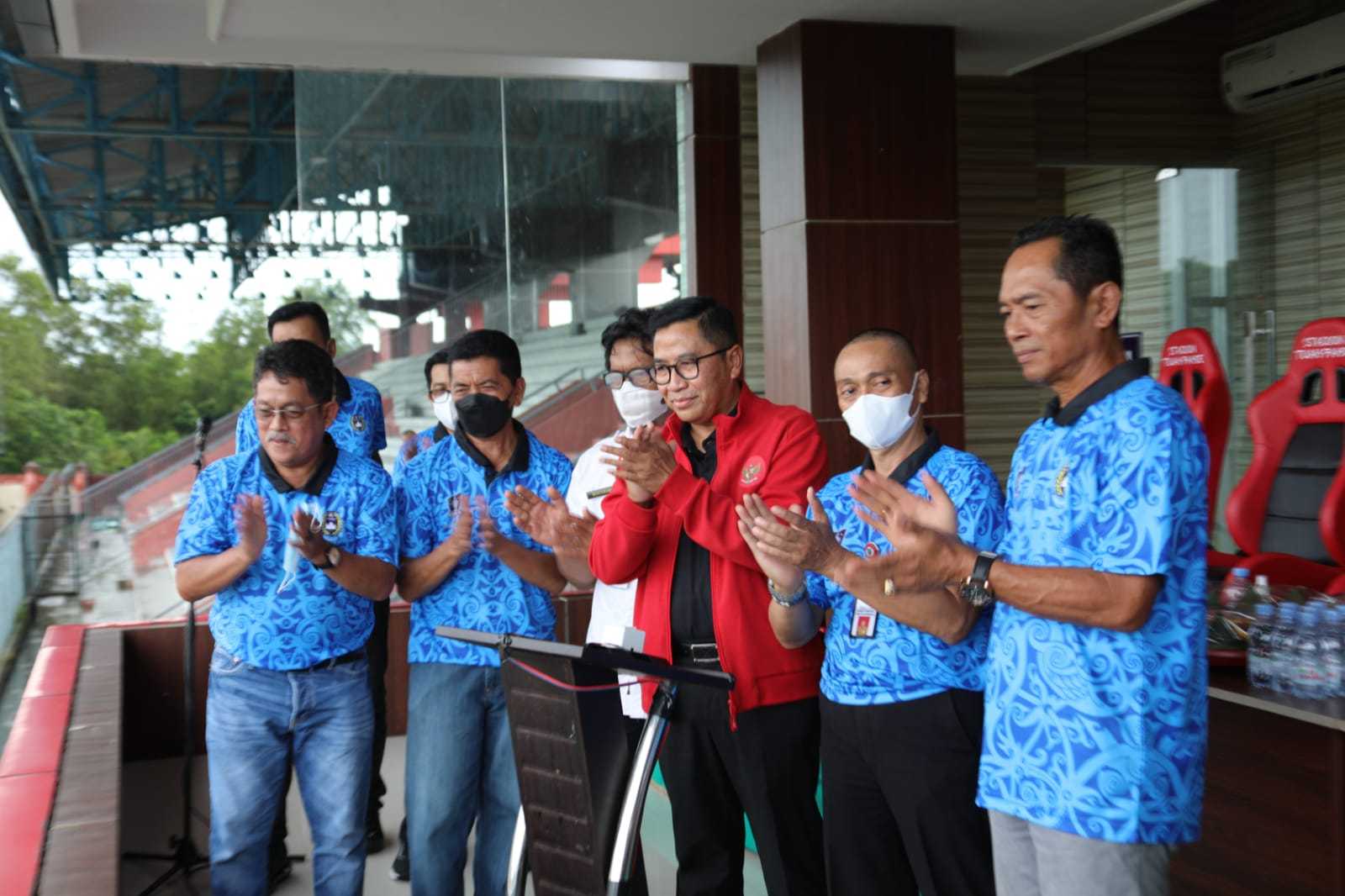 Asisten Bidang Perekonomian dan Pembangunan Setda Prov. Kalteng Leonard S. Ampung saat membuka secara resmi Kompetisi Piala Soeratin kategori U-17, U-15 dan U-13 Tahun 2021/2022