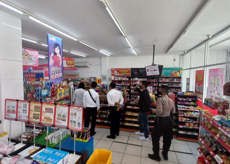 Unit Reskrim Polsek Pahandut ketika mendatangi Alfamart Jalan Riau untuk melakukan pemeriksaan
