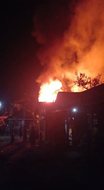 Api yang berkobar di salah satu rumah warga di Desa Anjir Serapat Mambulau Barat