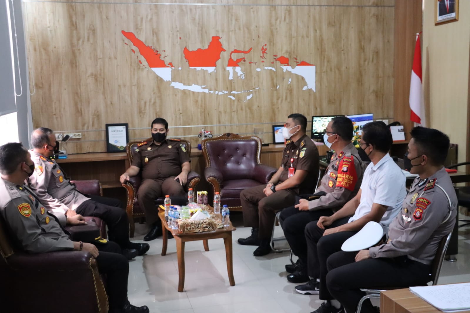 Kapolres Kapuas bersama Pju saat berada di dalam ruangan Kejari Kapuas