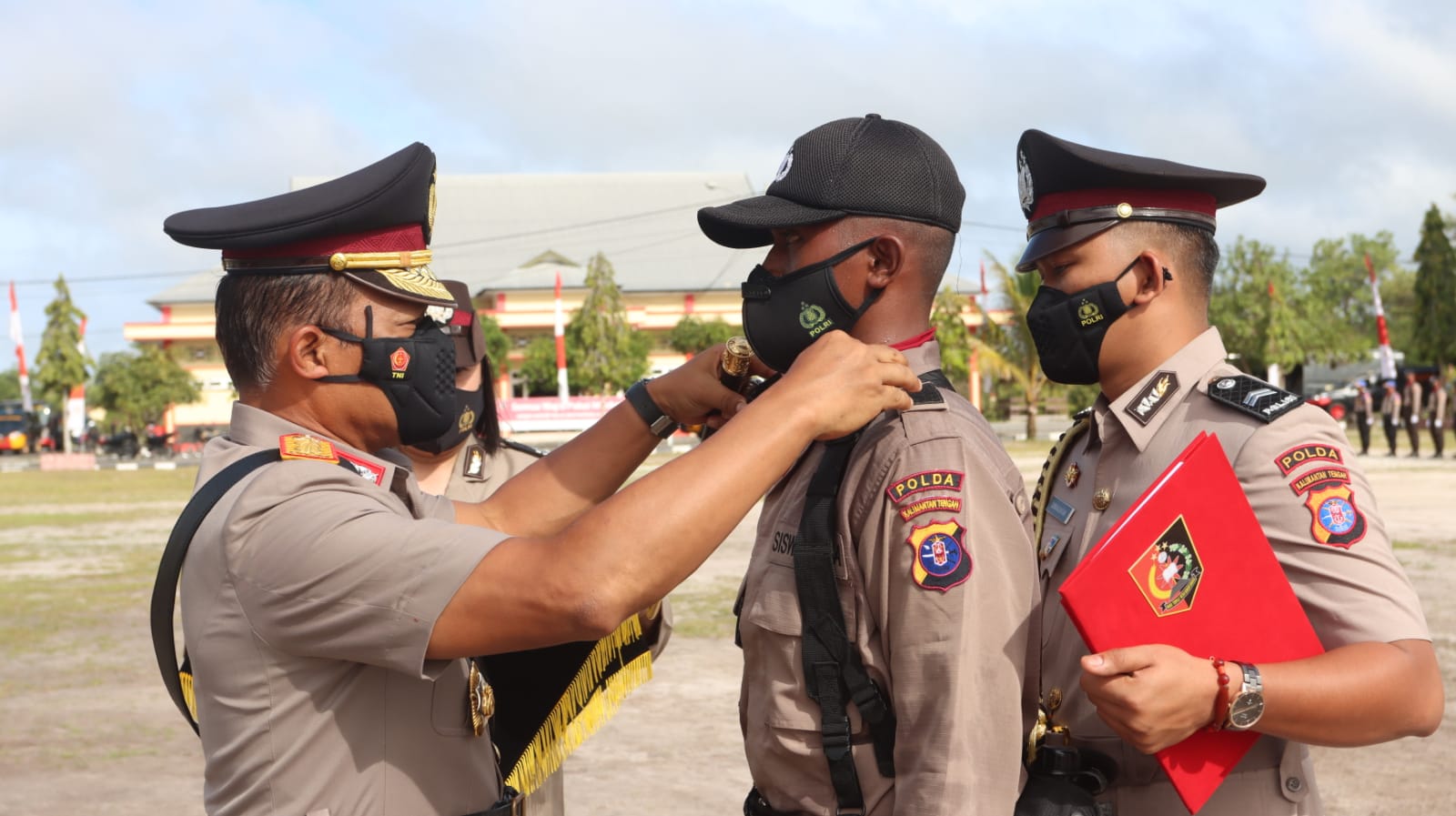 Kapolda Irjen Pol Nanang Avianto menyematkan tanda siswa kepada peserta di SPN Polda Kalteng