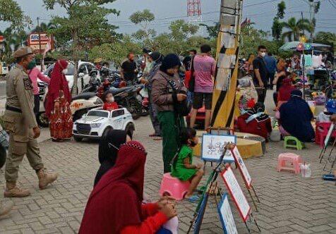 Anggota Polpp saat menyampaikan imbauan di taman kota Kuala Kapuas