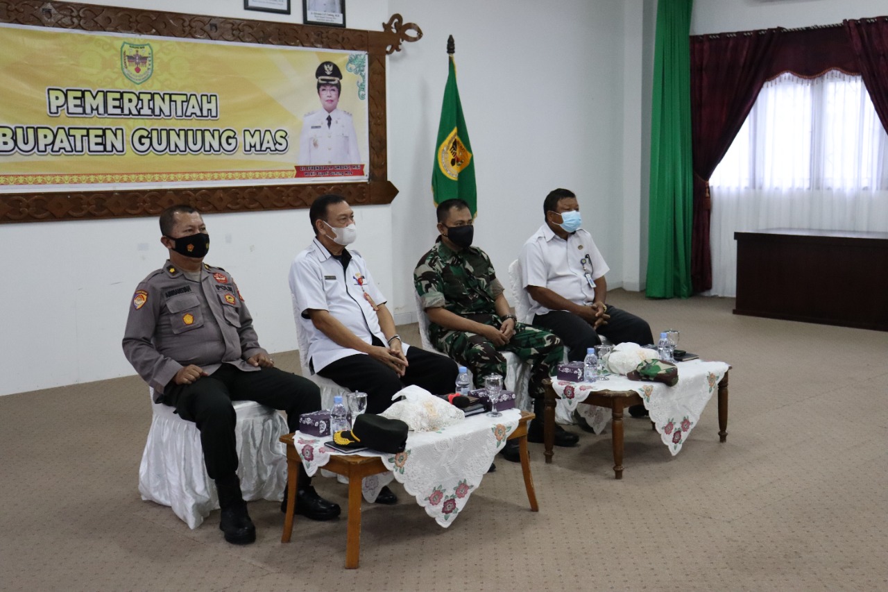 Sekretaris Daerah Kabupaten Gunung Mas Yansiterson saat mengikuti kegiatan Focus Group Discussion (FGD) Satuan Tugas Sapu Bersih Pungutan Liar (Satgas Saber Pungli) UPP Provinsi Kalimantan Tengah serta Penandatanganan Pakta Integritas di Lingkup Pemerintah Provinsi Kalimantan Tengah secara virtual di ruang rapat lantai 1 kantor Bupati, Rabu (9/2/2022)