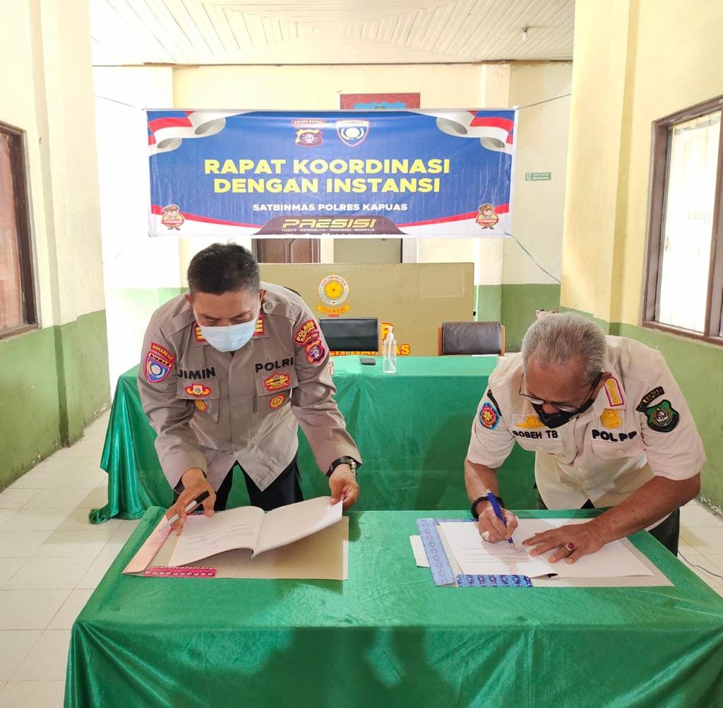 Satbinmas dan Kasat Polpp saat melakukan penandatanganan MoU