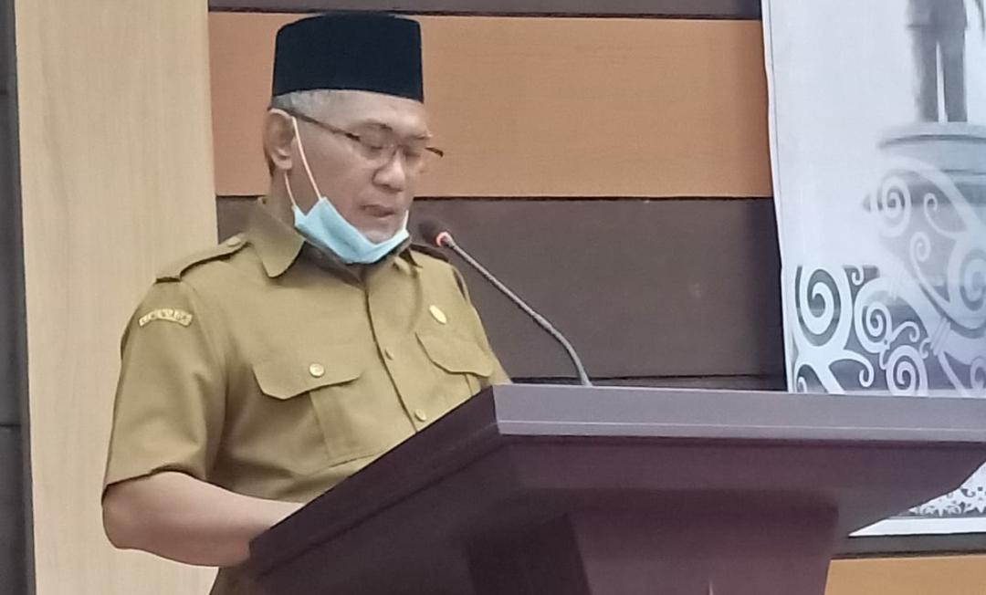 Asisten II Ahmad Rubama saat menyampaikan sambutan dari Bupati Katingan, terkait pembukaan Musrenbang tingkat Kecamatan Katingan Hilir, Senin pagi (7/2/2022), di aula Kantor Bappelitbang Kabupaten Katingan