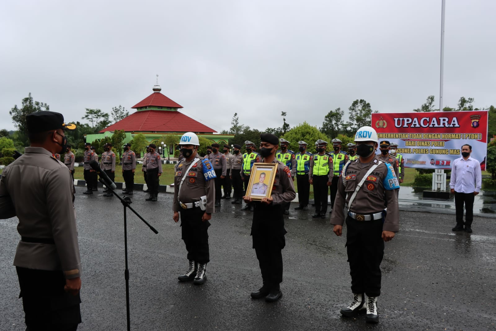 Polres Gumas saat menggelar upacara Pemberhentian Tidak Dengan Hormat (PTDH) seorang anggota Satuan Samapta Polres Gunung Mas, Senin (7/2/2022)